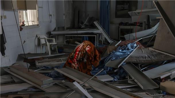 Verwüstungen nach dem Raketeneinschlag in der Al-Ahli-Klinik.