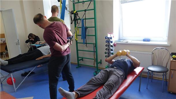 Verletzte ukrainische Soldaten lernen mühsam wieder Laufen Verwundete ukrainische Soldaten in einem chirurgischen Krankenhaus in Kiew bei ihrer Rehabilition.