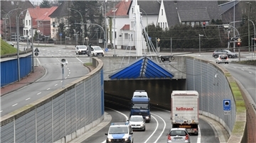 Einfahrt in den Tunnel.