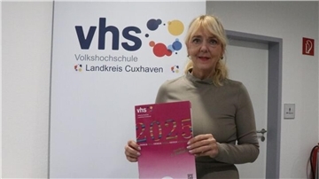 VHS-Leiterin Dr. Marie-Louise Rendant präsentiert das Programmheft für das erste Halbjahr 2025.