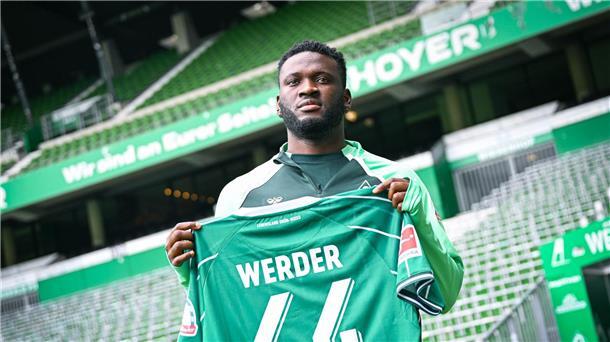 Victor Boniface mit seinem Werder-Trikot mit der Nummer 44.