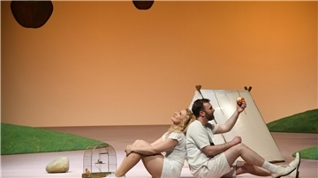 Musical-Premiere "The Apple Tree" am Stadttheater Bremerhaven: Victoria Kunze als Eva und Andrew Irwin als Adam können der Versuchung nicht widerstehen, den köstlichen Apfel von der verbotenen Seite des Gartens zu kosten. Der "Sündenfall" ist programmiert.