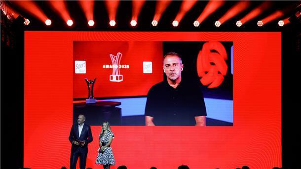 Debatte um Torwart ter Stegen: Flick räumt Fehler ein Videobotschaft von Trainer Hansi Flick bei den „Sport Bild“-Awards.
