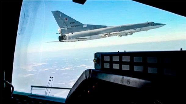 Russland verliert Überschallbomber Videostandbild eines Überschallbombers vom Typ Tupolew Tu-22M3 der russischen Luftwaffe (Archivbild). Nach Moskauer Angaben stürzte das Flugzeug im südrussischen Gebiet Stawropol bei der Rückkehr von einem Kampfeinsatz ab.