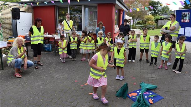 Kinder führen bei einem Fest etwas vor.