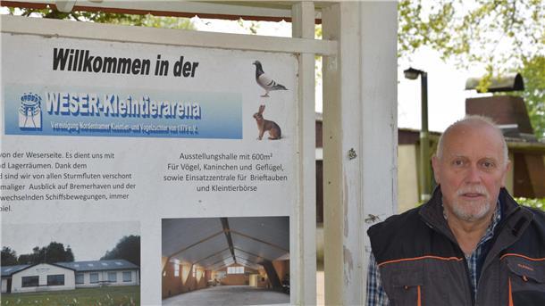 Siegfried Richter steht vor dem Willkommen-Schild der Kleintierarena.