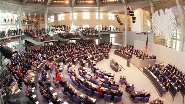 Viel Glas und Transparenz: Der umgebaute Plenarsaal im Reichstagsgebäude in Berlin.