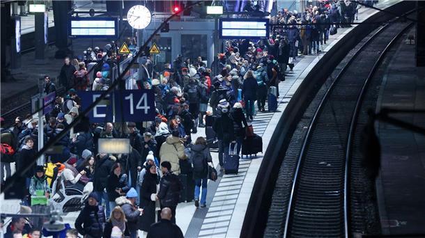 Bahnverkehr läuft nach Warnstreik wieder Viel los am Hamburger Hauptbahnhof nach Ende des Warnstreiks. Für das restliche Wochenende müssen sich Fahrgäste auf volle Züge einstellen.