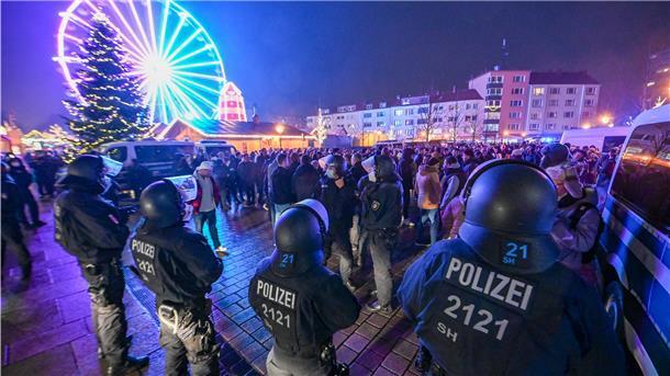 Viel Polizei und viele Impf-kritische Bürger: Beide Seiten wollten erkennbar keine Eskalation.