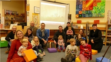 Zum zweisprachigen Bilderbuchkino kamen viele Kinder mit ihren Eltern in die Loxstedter Gemeindebücherei