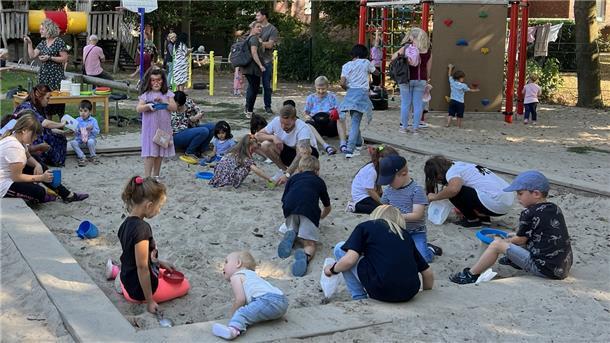 Viel Spaß hatte der Nachwuchs bei der Schatzsuche im Sandkasten des Kindergartens.
