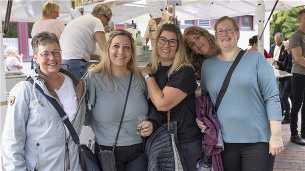 Bild von fünf Frauen bei der Jubiläumsparty zum 50-jährigen Bestehen der Schule am Luisenhof
