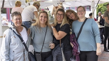 Bild von fünf Frauen bei der Jubiläumsparty zum 50-jährigen Bestehen der Schule am Luisenhof