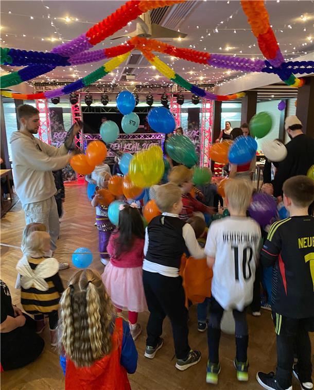 „Silberkapsel“ feiert mit Spiel und viel Spaß Viel Spaß hatten die Jungen und Mädchen bei der vom Pfeifenclub organisierten Kindermaskerade.