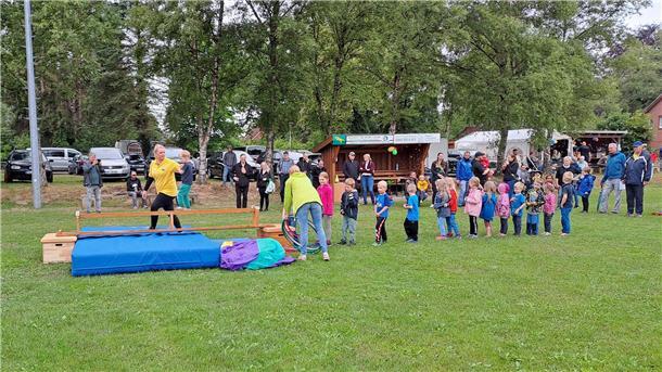 Viel Spaß hatten die Kinder auf dem Sportplatz in Uthlede.