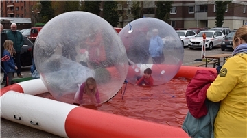 Viel Spaß hatten Kinder auch in aufblasbaren übergroßen Kugeln auf dem Wasser.