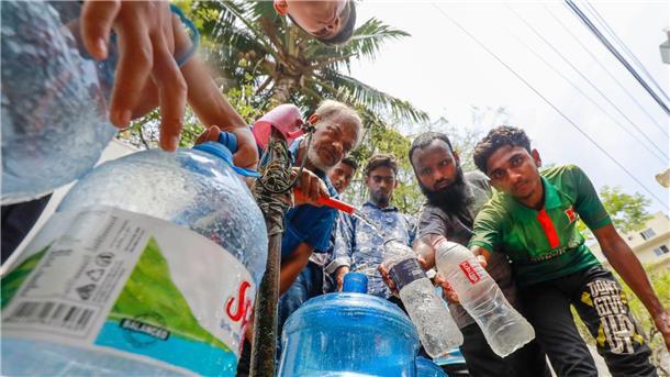Wie im Backofen: Rekord-Hitzewelle von Thailand bis Vietnam Viel trinken ist wichtig: Auch in Dhaka, Bangladesch, leiden die Menschen unter der extremen Hitze.