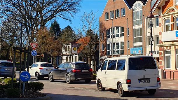 Viele Autofahrer haben noch nicht realisiert, dass ehemalige Stellflächen im Beerster Zentrum bereits seit einem halben Jahr als Bushaltestellen dienen - es wird munter weiter auf dem grauen Pflaster geparkt.