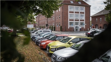 Blick auf den Parkplatz mit Autos.