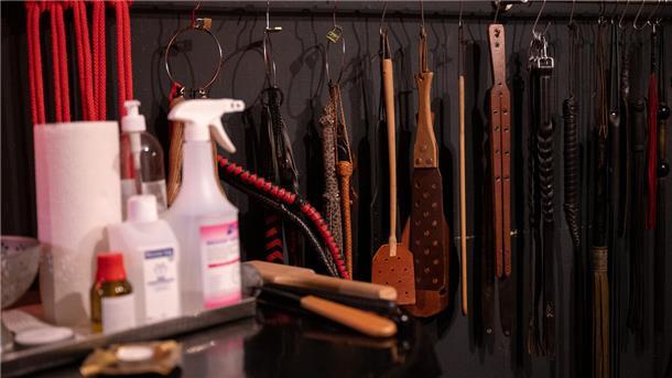 Flogger, Paddel und Peitschen