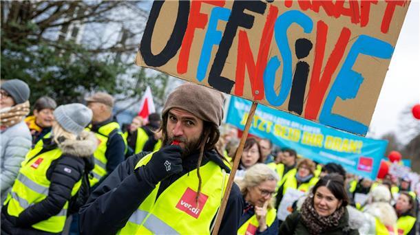 Warnstreiks schränken Alltag erneut ein Viele Beschäftigte des öffentlichen Dienstes treffen sich zu einer Kundgebung der Vereinten Dienstleistungsgewerkschaft Verdi.
