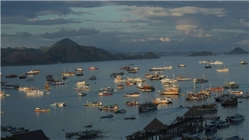 Viele Boote liegen in der Bucht am Hafen von Labuan Bajo, Tor zum Komodo-Nationalpark. Der indonesische Präsident Joko Widodo empfängt dort diese Woche die Staats- und Regierungschefs des Verbands Südostasiatischer Nationen zu ihrem jährlichen Gipfel.