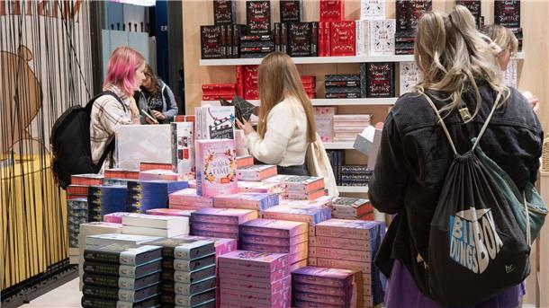 Viele Bücher, die auf Booktok trenden, behandeln düstere Themen. Daher werden einige Bücher mittlerweile mit Stickern als „ab 18“ gekennzeichnet. (Archivbild)