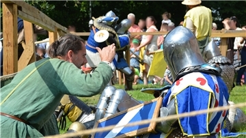 Viele Bürger aus dem Cuxland kennen Michael Tegge (links) als Veranstalter des Mittelalterlichen Burgfestes in Bad Bederkesa. 16 Jahre lang hat er die Veranstaltung, bei der es immer wieder auch ein Ritterturnier gab, organisiert. Das muss jetzt ein Anderer übernehmen.