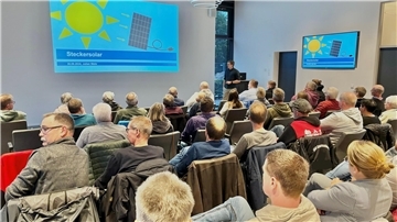 Viele Bürgerinnen und Bürger haben sich am Montagabend im Gnarrenburger Bürgerhaus über Balkon-Solaranlagen informiert.