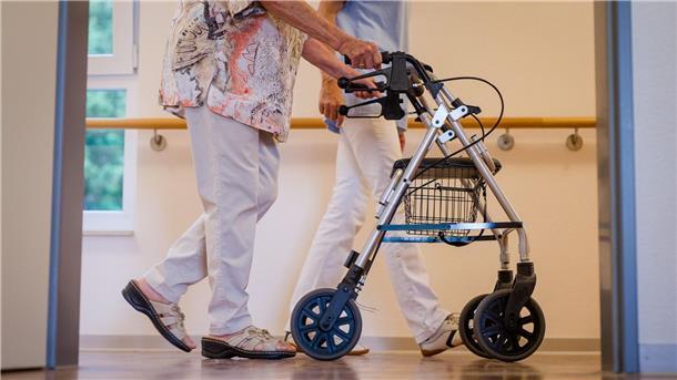 Personalmangel in der Pflege wird „immer gravierender“ „Viele der Beschäftigten in Pflegeeinrichtungen haben andere Berufe erlernt - oder gar keinen Berufsabschluss erworben.“