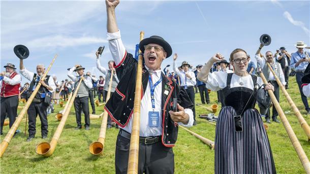 Viele der Bläserinnen und Bläser waren in traditionellen Kostümen gekommen. 