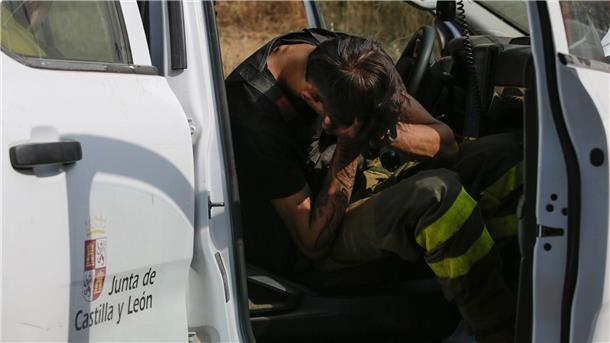 Deutsche Feuerwehrleute in Spanien - 40 Waldbrände zugleich Viele der spanischen Brandbekämpfer sind nach mehr als zwei Wochen im Dauereinsatz erschöpft.
