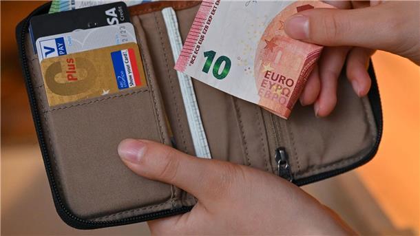 Viele Eurobanknoten stecken in einer Geldbörse.