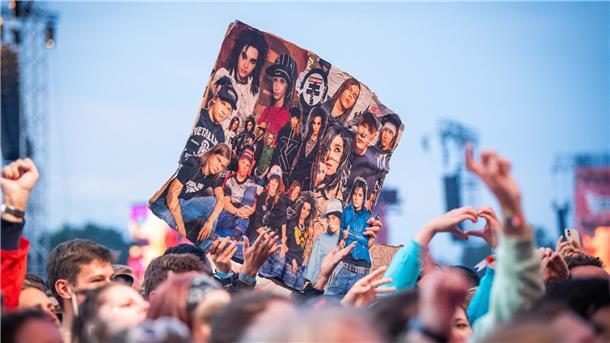 Deichbrand 2023: Magische Momente auf und vor den BÜHNEN (Fotos) Viele Fans von Bill Kaulitz begleiten ihn und die Band seit rund 20 Jahren.