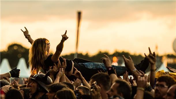 Schleswig-Holstein, Wacken: Während eines Konzerts der schwedischen Melodic-Death-Metal-Band Amon Amarth wird auf dem Festivalgelände des Wacken Open Air ein Fan beim Crowd-Surfing auf Händen getragen. 