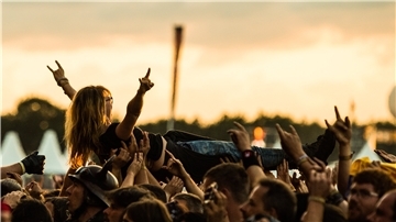 Schleswig-Holstein, Wacken: Während eines Konzerts der schwedischen Melodic-Death-Metal-Band Amon Amarth wird auf dem Festivalgelände des Wacken Open Air ein Fan beim Crowd-Surfing auf Händen getragen. 