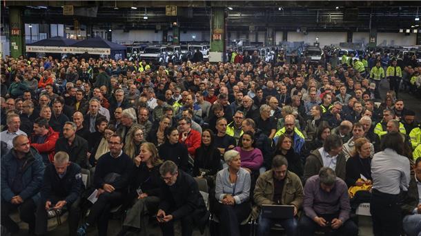 Die Industrie ist im Umbruch: Experten fordern neue Konzepte Viele Ford-Mitarbeiter in Köln sorgen sich um ihre Arbeitsplätze.