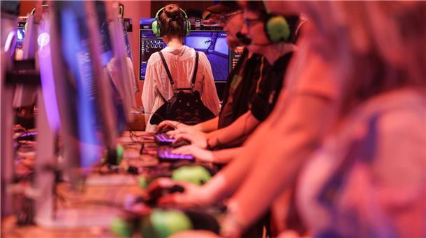 Mehr Games aus Deutschland? Branche bekommt staatliche Hilfe Viele Gamescom-Besucher standen fasziniert vor den Computern und an den Konsolen - ihre Begeisterung für Games ist groß.