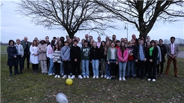 Gruppenfoto aller Beteiligten des diesjährigen Schüleraustauschs zwischen der HRS Loxstedt und dem Collège La Fontaine aux Bergers in Ollainville