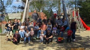 „Viele Hände, schnelles Ende“: Das war das Motto beim Arbeitstag im Kindergarten Sandbostel.