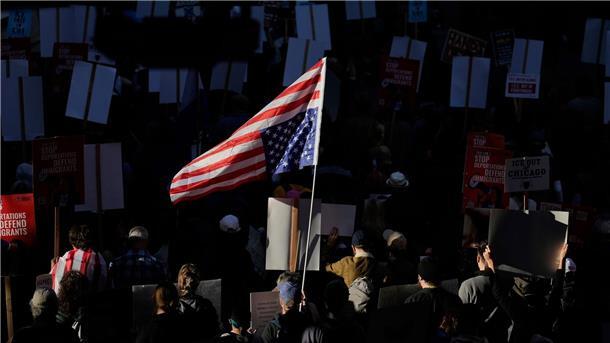 Militäreinsatz wie im Krieg? Trump provoziert Chicago Viele in Chicago protestieren gegen Trump.