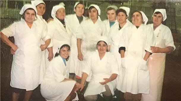 Viele junge Frauen kamen über Anwerbeabkommen zwischen Deutschland und der Türkei nach Bremerhaven, um hier zu arbeiten - und davon ihre Familien daheim in der Türkei zu ernähren. Dieses Bild zeigt Yeter K. (ganz links) mit ihren weitgehend türkischen Kolleginnen um 1978 in der Produktionshalle von "Nordsee".