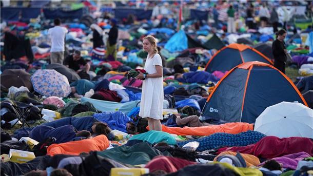 Viele junge Leute zelten bei Katholischen Weltjugendtreffen.