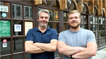 Viele kleine Schritte für ein großes Ziel: Die Gastwirte Mike Heilmann (links) und Robin Mibert versuchen, Klimaschutz auch in den Kneipenalltag einzubringen.