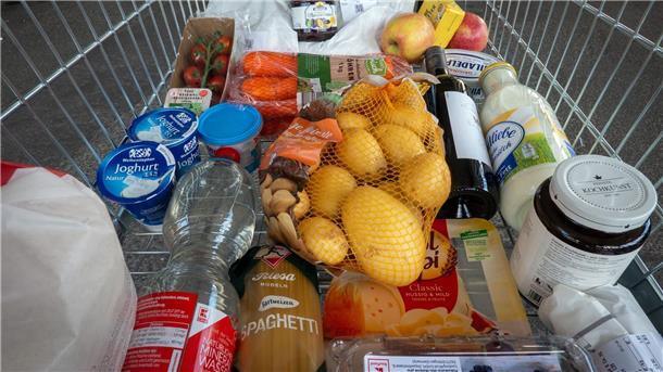 Listen, Rad fahren, Regal-Check: Schlau einkaufen Viele Lebensmittel sind in letzter Zeit teurer geworden. Mehr als die Hälfte der Menschen in Deutschland kauft deswegen anders ein, zeigt eine Umfrage.