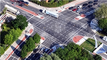 Viele Linien, viele Ampeln: Die Kreuzung über dem Hafentunnel ist gewöhnungsbedürftig – vor allem für Radfahrer.