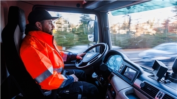 Viele Lkw-Fahrer hängen an ihrem Beruf - eigentlich. Sie klagen aber oft über die Bezahlung. Bewegt sich da jetzt etwas?