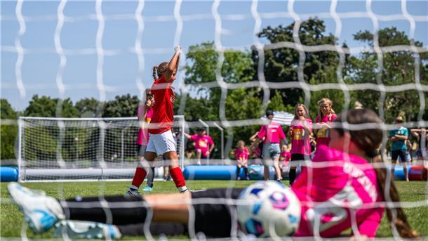 Viele Mädchen begeistern sich für Fußball, finden aber in den Vereinen keine passenden Angebote.
