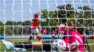 Viele Mädchen begeistern sich für Fußball, finden aber in den Vereinen keine passenden Angebote.