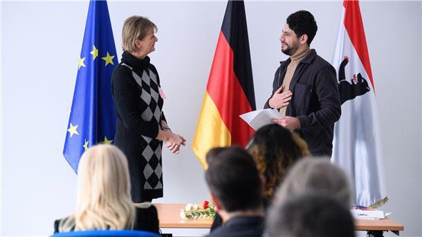 Nur wenige syrische Flüchtlinge verlassen Deutschland Viele Menschen, die als Flüchtlinge aus Syrien nach Deutschland gekommen sind, erfüllen inzwischen die Voraussetzungen für eine Einbürgerung. (Archivfoto)